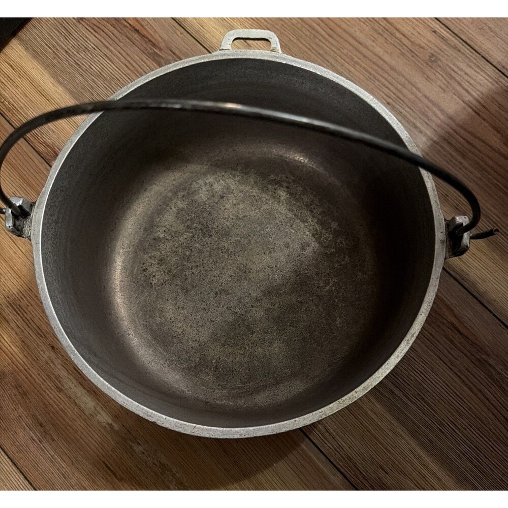 Vintage 4-1/2 Quart Club Aluminum Hammered Pot with Bail Handle. Good Condition!